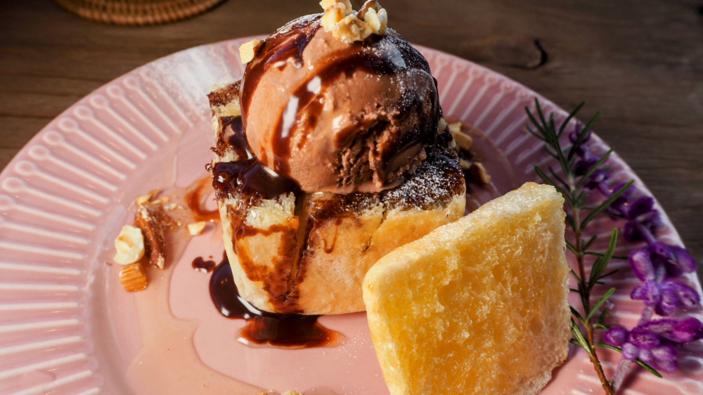 Bánh mì nướng mật ong giòn thơm ăn cùng với kem lạnh chocolate tạo nên vị  ngọt ngào rất thu hút khách người lớn và trẻ em