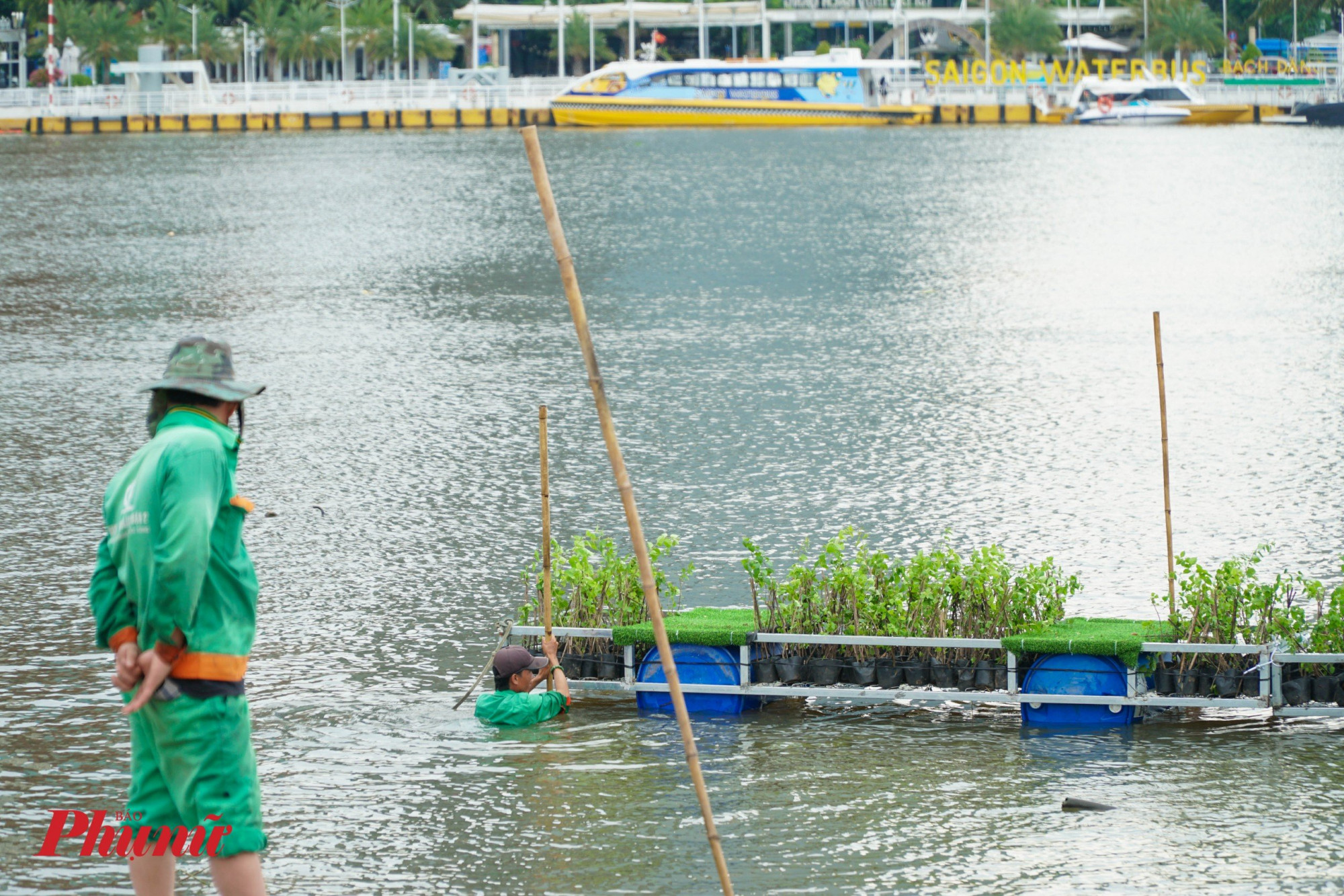 theo Bè được lắp ghép từ các thùng phuy đã qua sử dụng và một số vật liệu gia cố, liên kết. Bên trên được trồng cỏ thủy sinh hoặc trang trí hoa kiểng, mỗi module dự kiến sẽ gắn một đèn LED năng lượng mặt trời, chiếu sáng về đêm