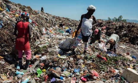 Nhóm người nhặt rác lùng sục trên bãi Kasese ở Kisumu, Kenya để tìm đồ có giá trị – Ảnh: The Guardian