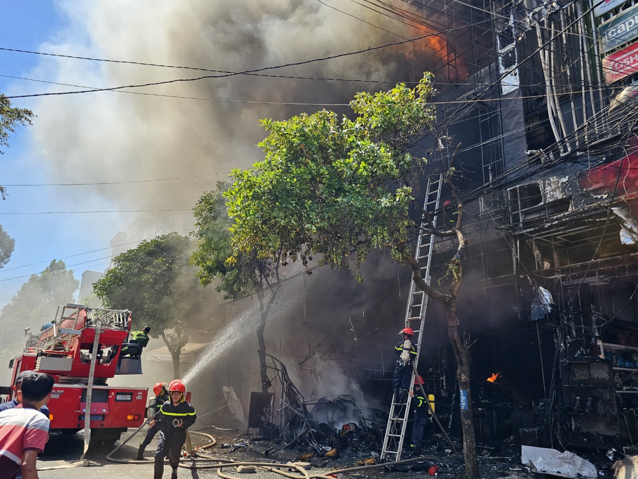 Căn nhà tại trung tâm TP Buôn Ma Thuột bốc cháy dữ dội