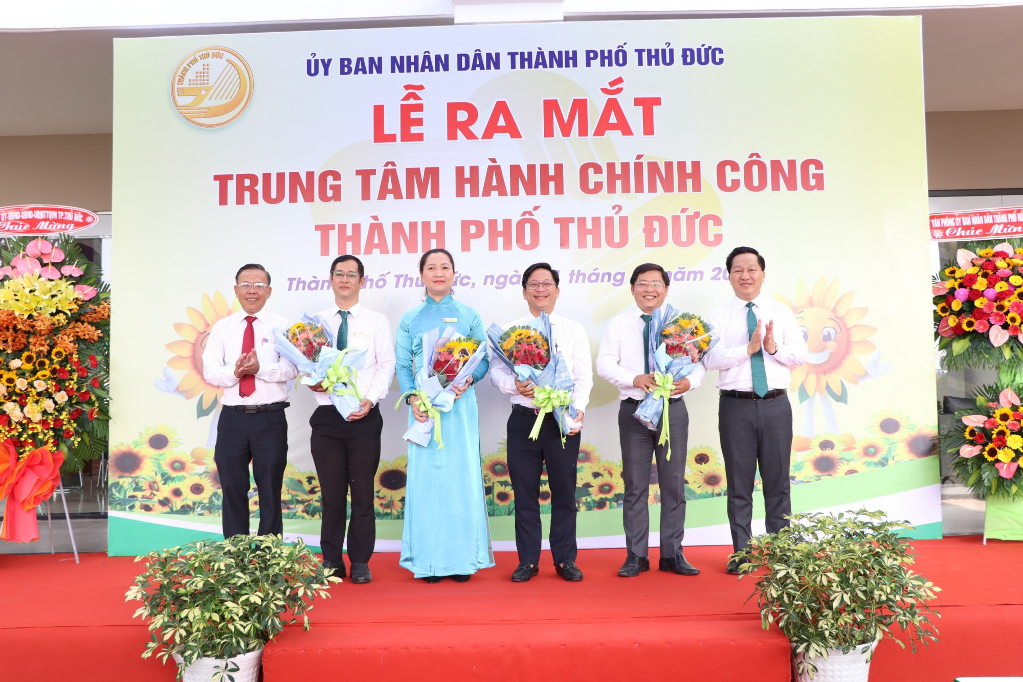 Bí thư Thành uỷ TP Thủ Đức Nguyễn Hữu Hiệp và Chủ tịch UBND TP Thủ Đức Hoàng Tùng chúc mừng Giám đốc, Phó giám đốc Trung tâm