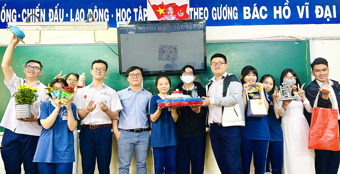 Học trò Trường THPT Nguyễn Công Trứ cùng những sản phẩm do nhóm mình làm từ các dự án hóa học do thầy Nguyễn Minh Tài (thứ năm từ trái sang) triển khai