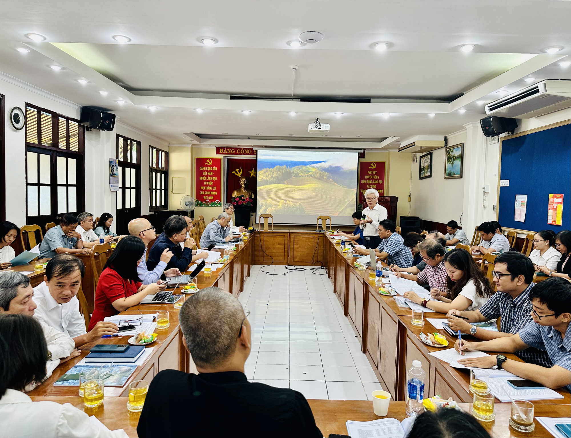 Các chuyên gia, nhà khoa học, nhà quản lý trao đổi, góp ý tại hội thảo.