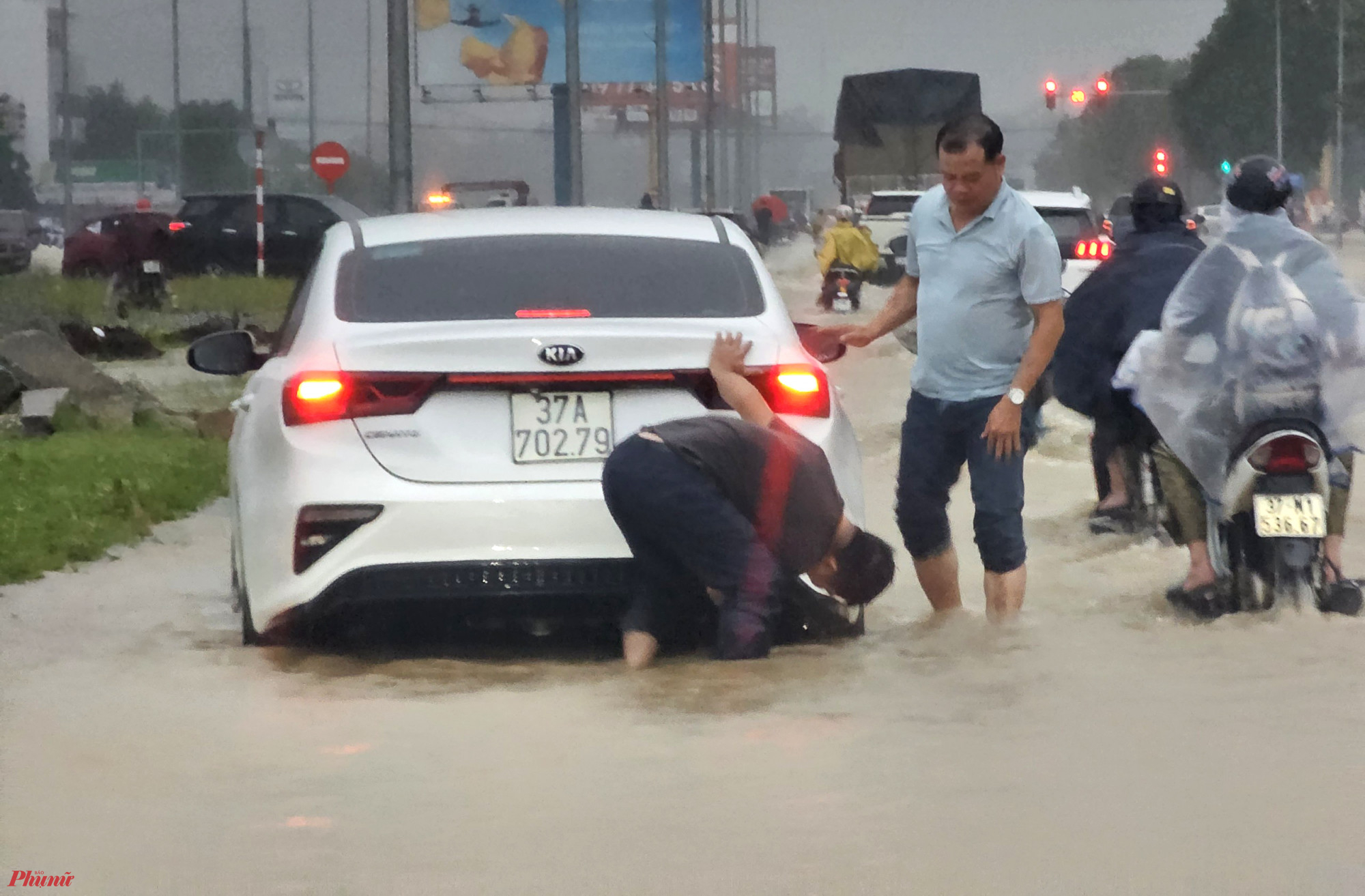 Người dân TP Vinh bì bõm trên các tuyến đường bị ngập nặng