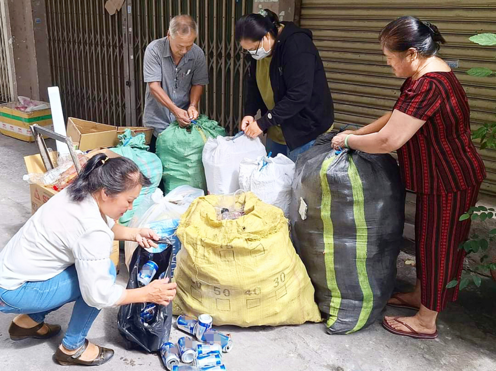 Bà Nguyễn Thị Thanh (ngồi) - Chi hội trưởng Chi hội Phụ nữ khu phố 3, phường 6, quận 10 - đang gom rác thải nhựa