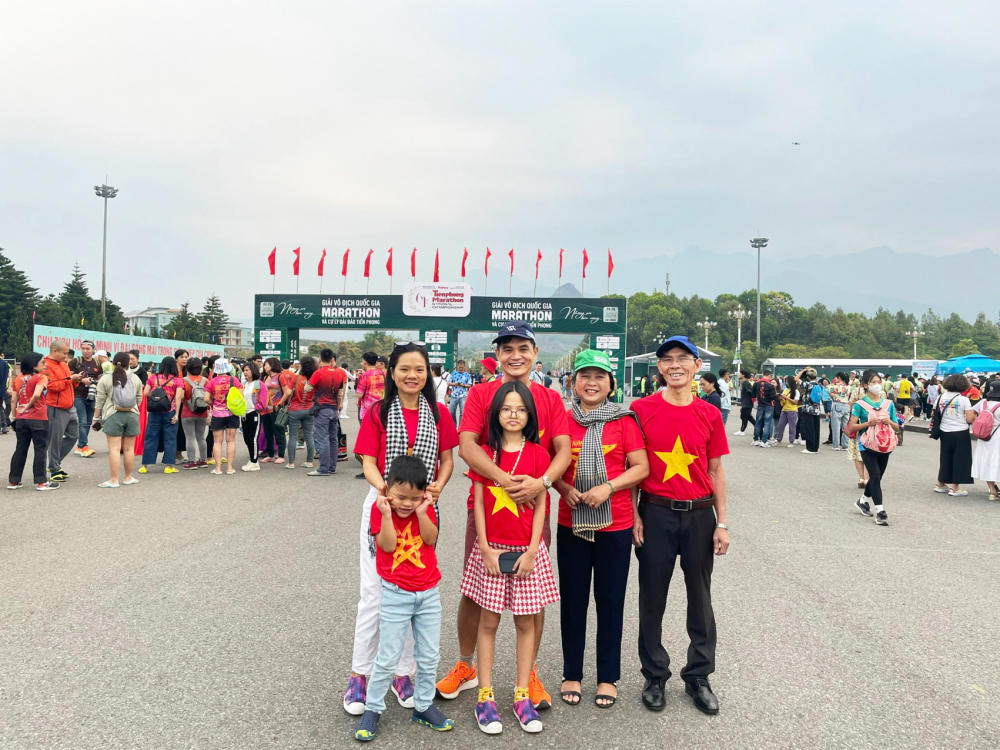 Gia đình anh Nguyễn Văn Tỉnh - chị Phạm Thị Hồng Phương cùng ông bà ngoại du lịch ở tỉnh Lai Châu vào tháng 3/2023