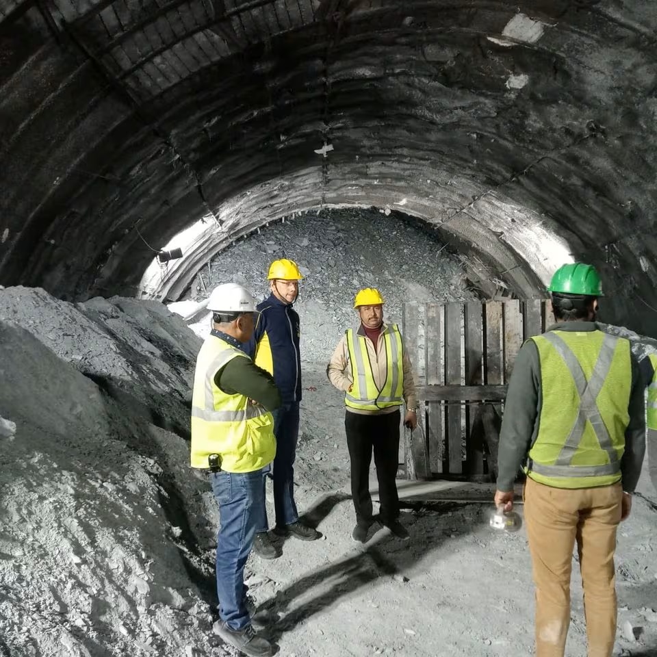 Nhân viên đội cứu hộ bàn luận kế hoạch giải cứu hàng chục công nhân mắc kẹt, sau khi một phần của đường hầm đang được xây dựng bị sập ở Uttarkashi, bang Uttarakhand phía bắc Ấn Độ, ngày 14/11/2023.