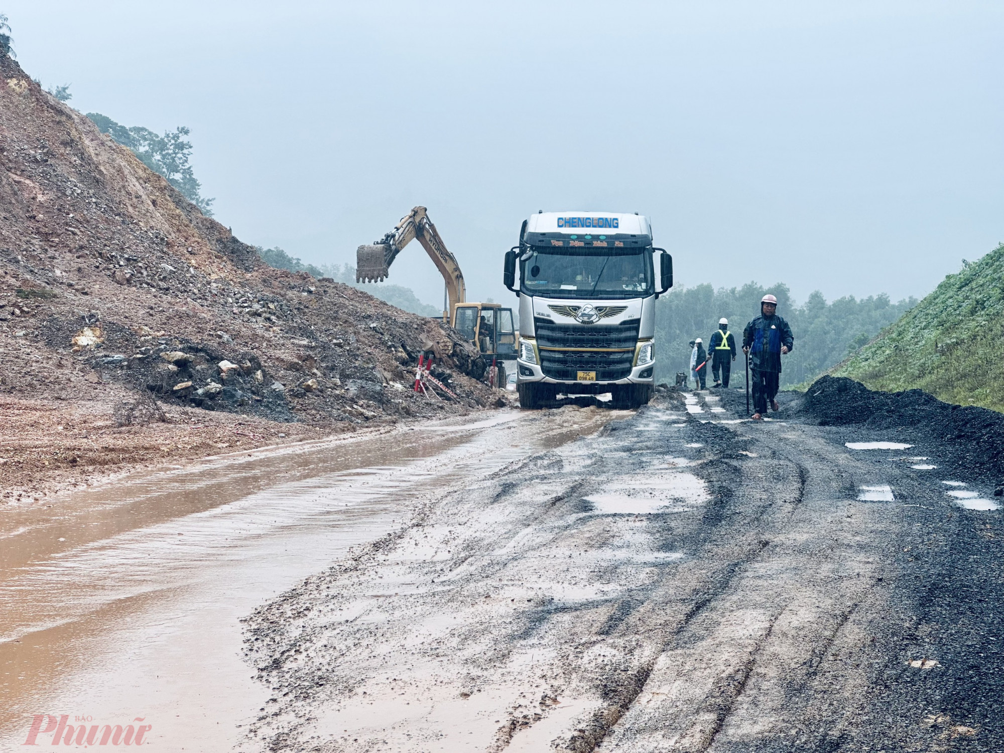 Máy móc được tăng cường nhằm hốt dọn bùn đất, đá