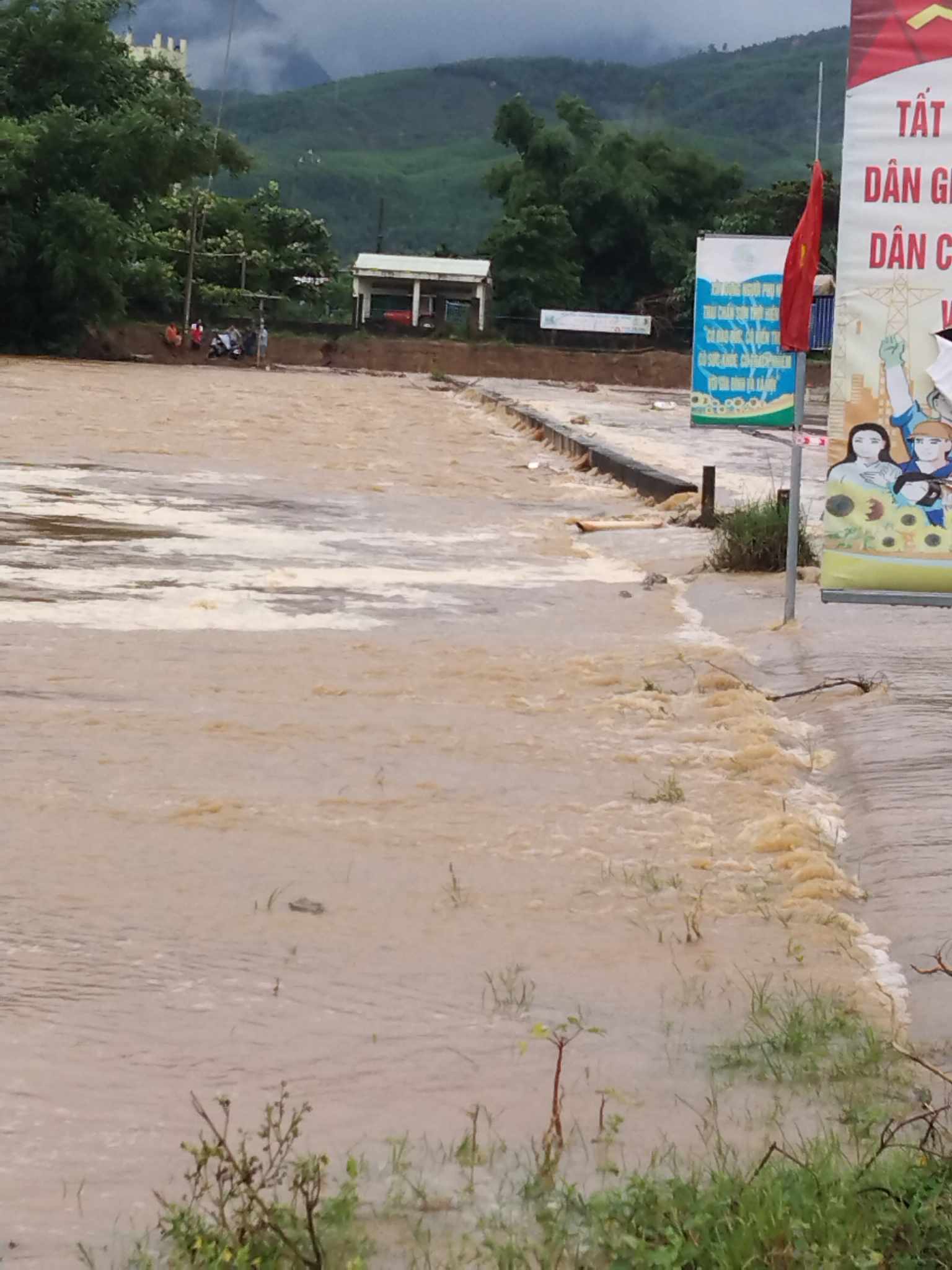 chính quyền địa phương nơi đây đã giăng dây, cảnh báo người dân không được qua lại