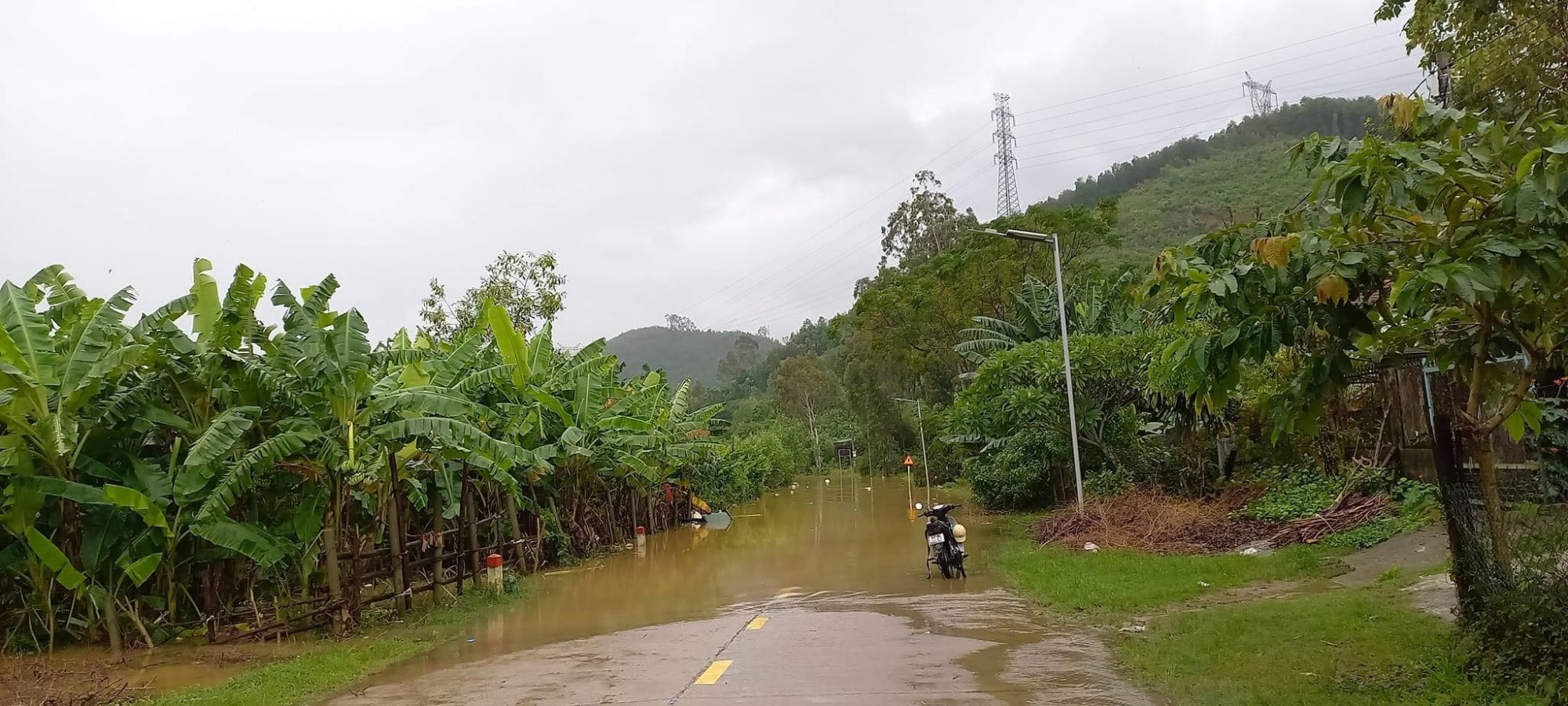 Nhiều tuyến đường độc đạo đã bị ngập sâu, cô lập hàng trăm hộ dân