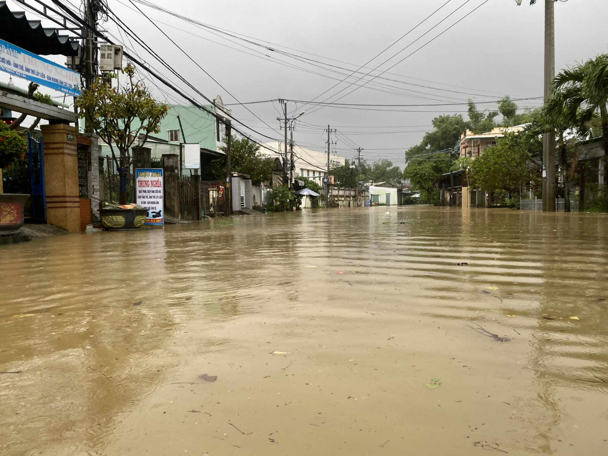 Mưa lớn cộng với việc các thủy điện xả lũ khiến cho lũ lên nhanh ở vùng hạ du