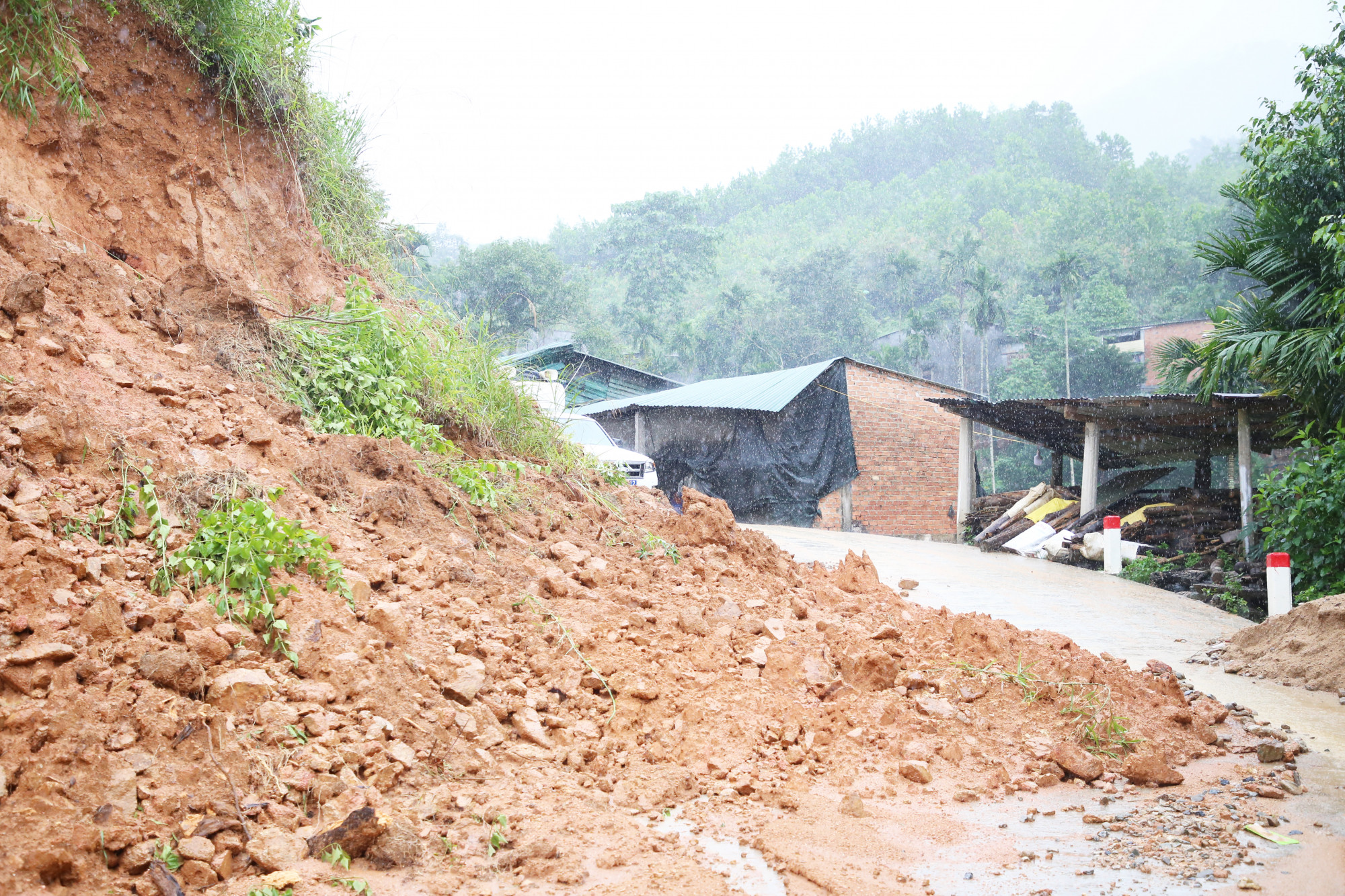 Sạt lở núi uy hiếp nhà dân ở huyện miền núi Sơn Tây