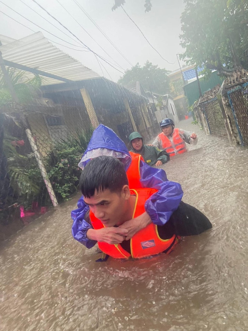 Đưa dân ra khỏi vùng ngập lụt ở đường Phan Châu Trinh TP Huế