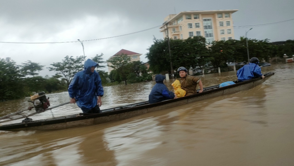 Người dân phải cắn răng chấp nhận trả tiền đò cao trong lũ để phục vụ công việc