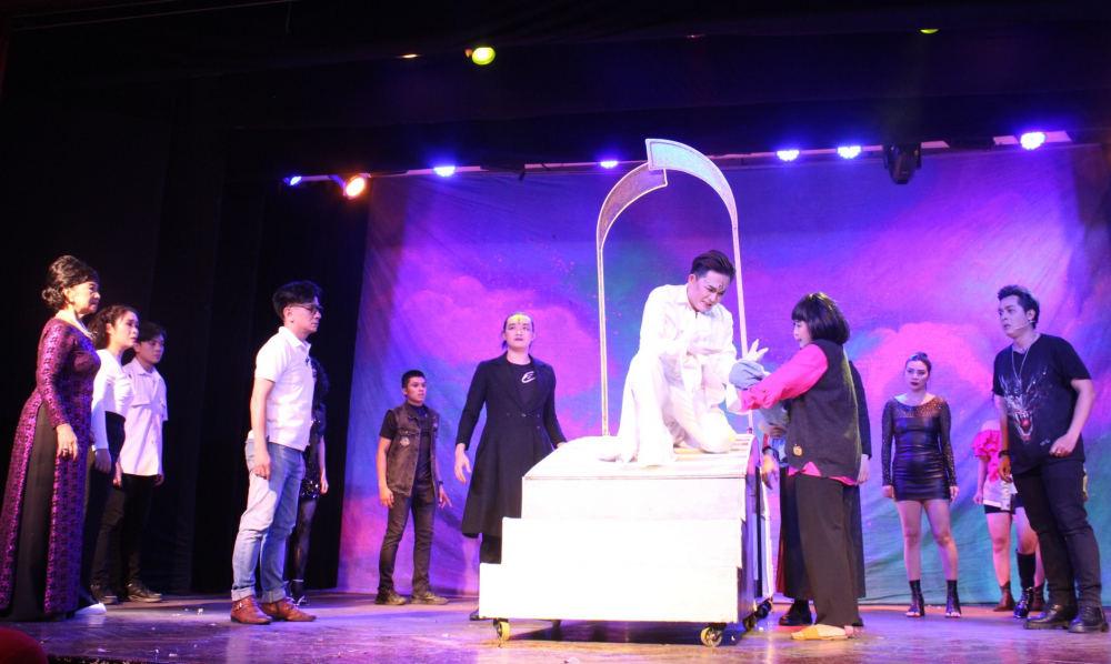 Vở Hé-lô ông Thần! chính thức công diễn tại Nhà hát Kịch IDECAF vào tối 19/11.