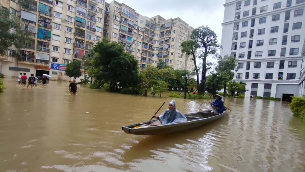 Dịch vụ đò ghe lợi dụng mưa lũ tah hồ 'chặt chém' người dân có du cầu sử dụng dịch vụ