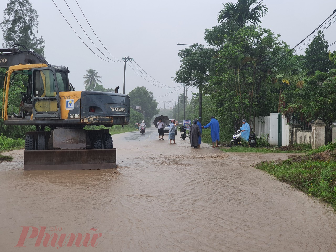 Bùn đất từ CCN Cẩm Lệ tràn xuống đường mỗi đợt mưa lớn