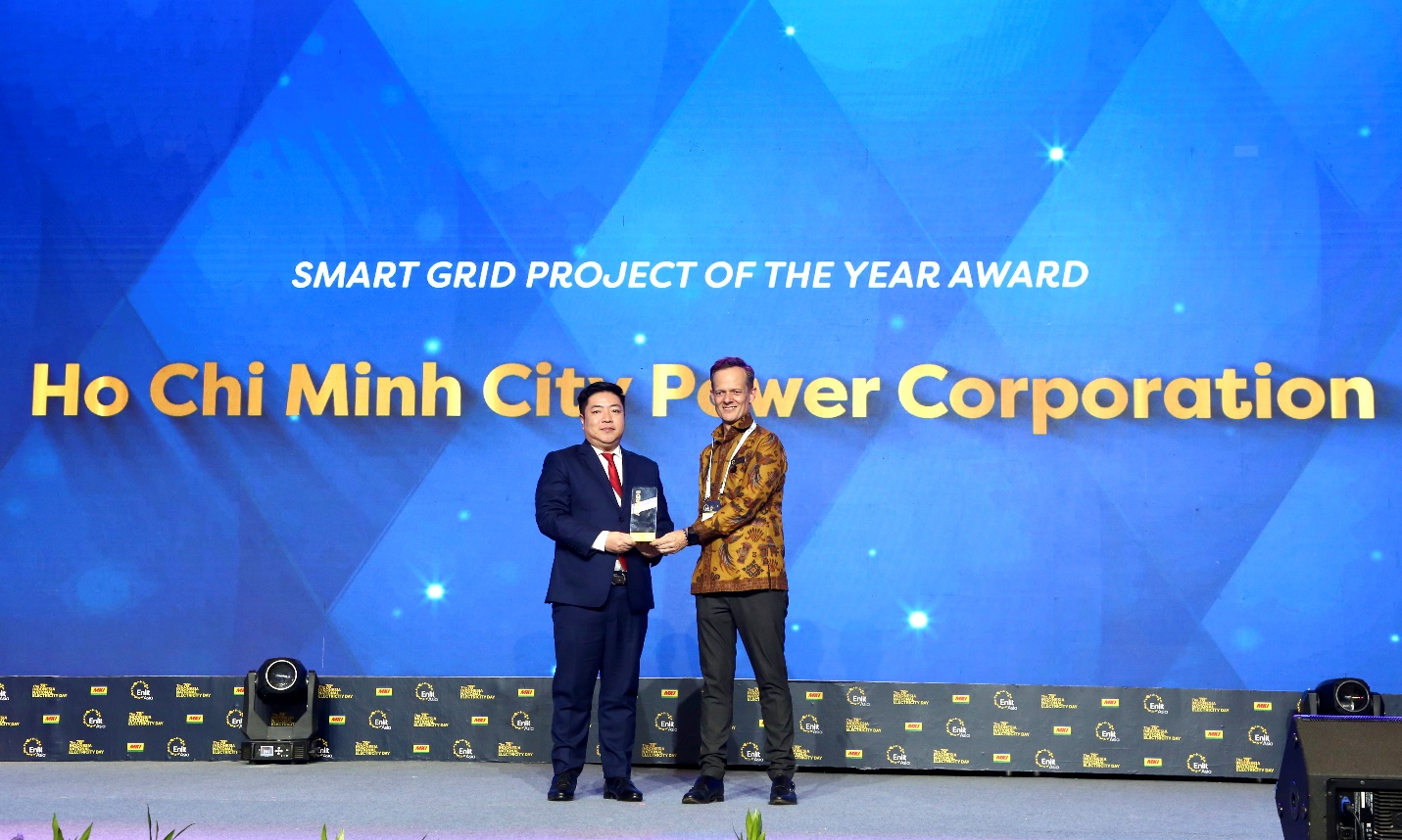 Phó tổng giám đốc Luân Quốc Hưng - đại diện cho EVNHCMC nhận giải thưởng Smart Grid project of the year