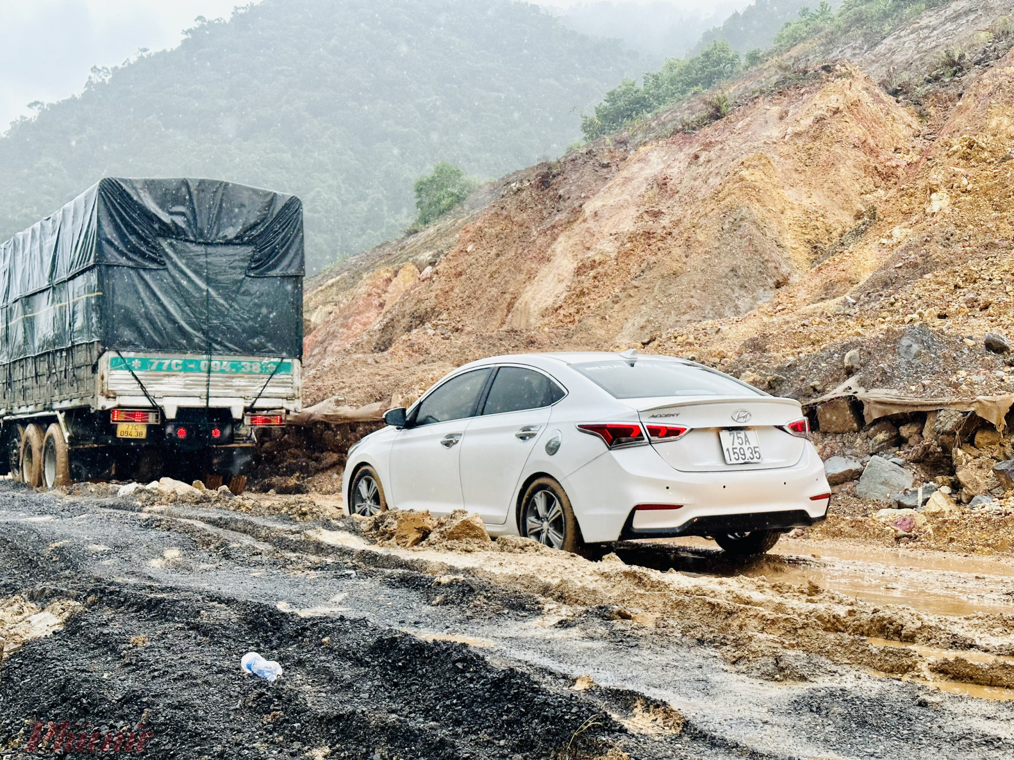 Bùn đất, đá tràn xuống đường gây ách tắc tại KM46+30 trên tuyến đường Hồ Chí Minh đoạn La Sơn-Hoà Liên