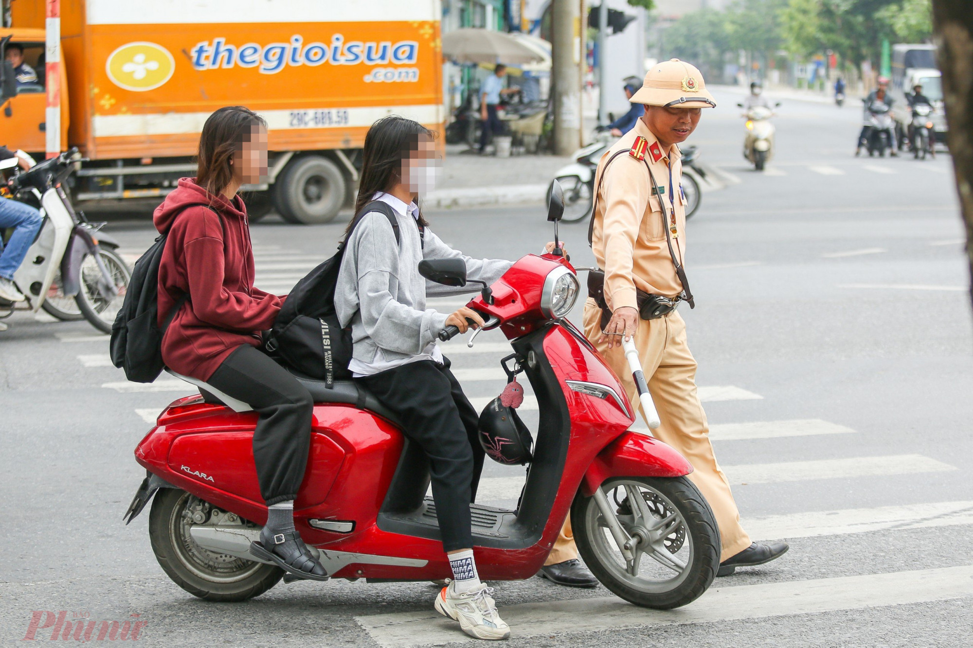 Sau ít phút lập chốt, Tổ CSGT đã dừng, kiểm tra được 10 trường hợp vi phạm các lỗi: không đội mũ bảo hiểm, chở người ngồi sau không đội mũ bảo hiểm,...