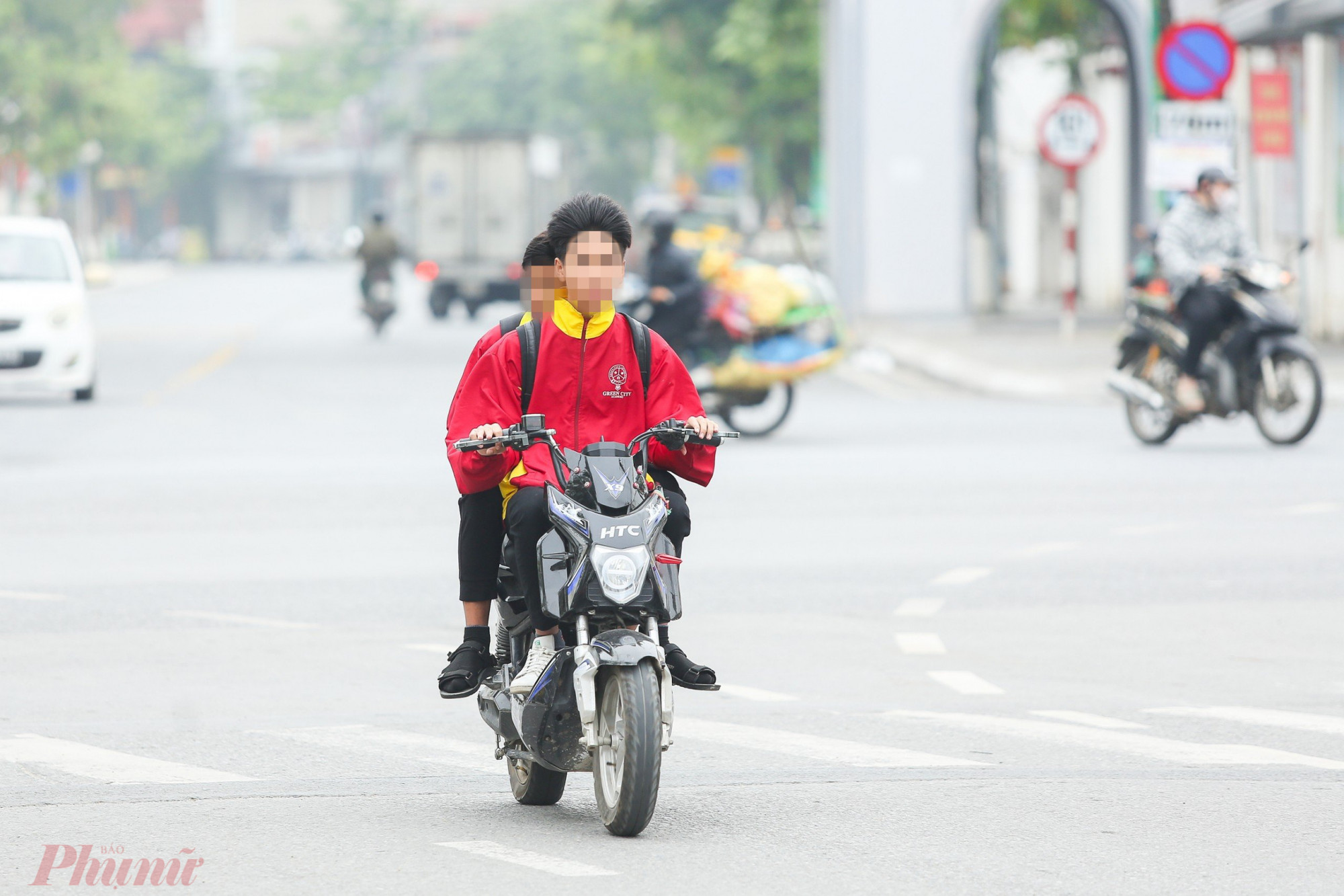 Không chỉ xe máy, việc chạy xe điện của học sinh cũng khiến người đi đường bất an. Trên đường Hồng Bàng (Q.5), sau 16g, học sinh tan trường ùa ra như ong vỡ tổ. Trong đám đông, khá nhiều học sinh chạy xe đạp điện nhưng không đội nón bảo hiểm. Nhiều nam sinh chở bạn gái trên xe đạp điện, phóng như bay qua các tuyến đường đông người. Trên đường Châu Văn Liêm (Q.5), chúng tôi thấy hai học sinh vừa chạy xe đạp điện, vừa đùa giỡn.