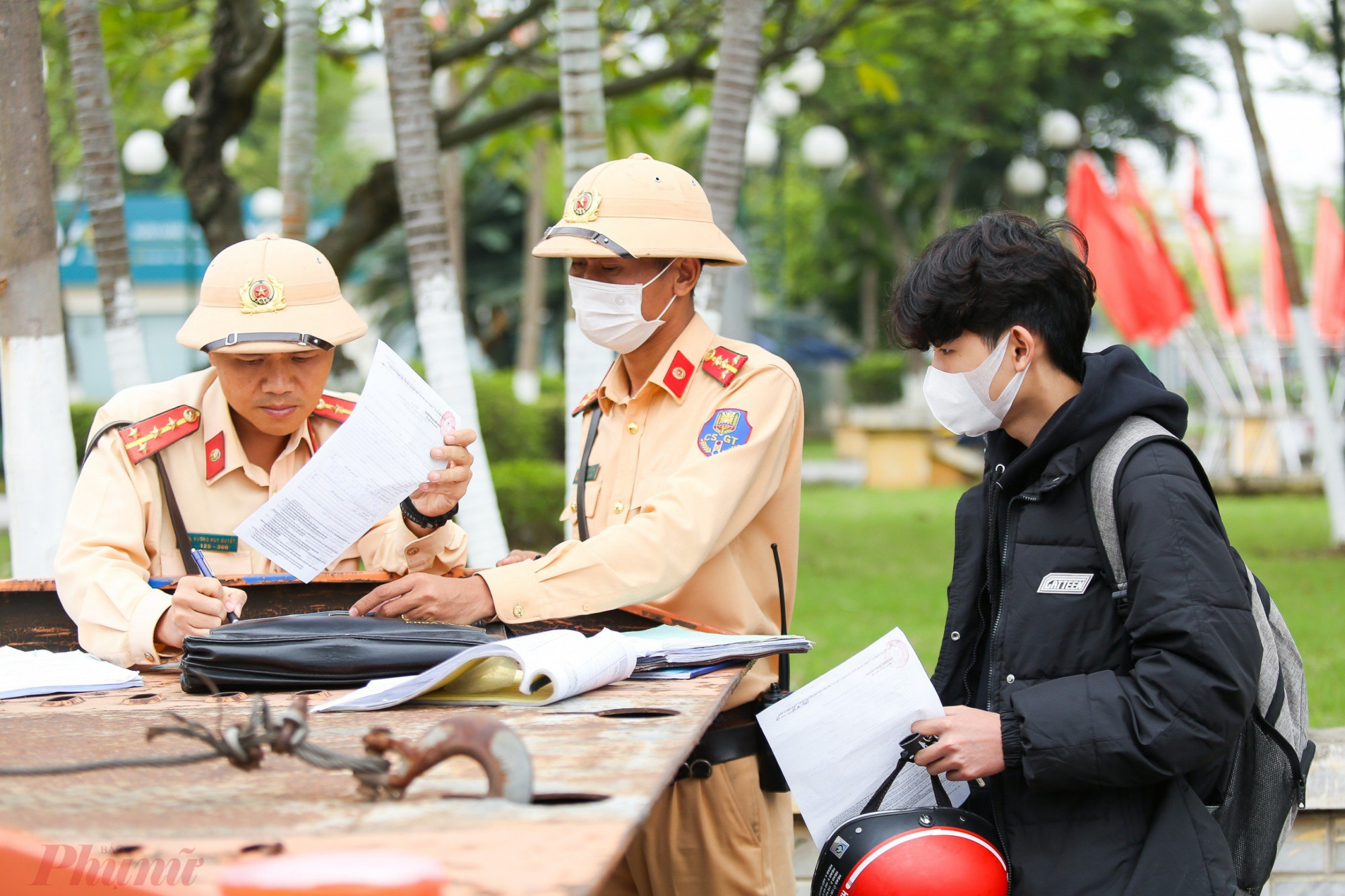 Thời gian tới, lực lượng CSGT Hà Nội sẽ tiếp tục tăng cường xử lý hành vi học sinh, sinh viên không đội mũ bảo hiểm, không đủ điều kiện tham gia giao thông. Hy vọng, với sự vào cuộc của các cơ quan, ban, ngành chức năng, việc sát sao giám sát từ phía nhà trường và đặc biệt là sự động viên, nhắc nhở từ phía các bậc cha mẹ đối với con em mình trong việc nâng cao ý thức chấp hành luật lệ giao thông, thời gian tới, sẽ không còn tình trạng hoc sinh không đội mũ bảo hiểm khi tham gia giao thông.