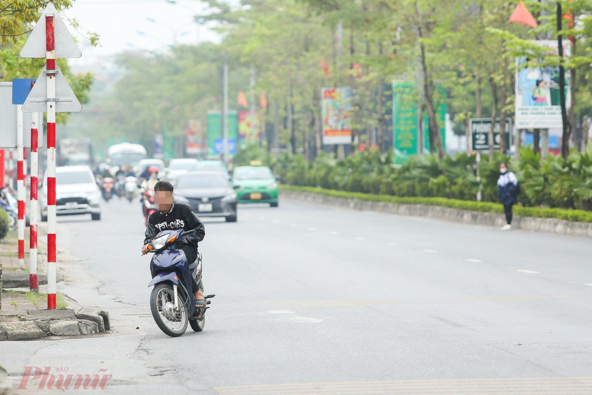 .. hoặc quay đầu bỏ chạy, bất chấp làn phương tiện đang di chuyển phía sau. Trên nhiều tuyến đường lớn, hình ảnh học sinh không đội mũ bảo hiểm, phóng nhanh khiến nhiều người đi đường vô cùng lo ngại.