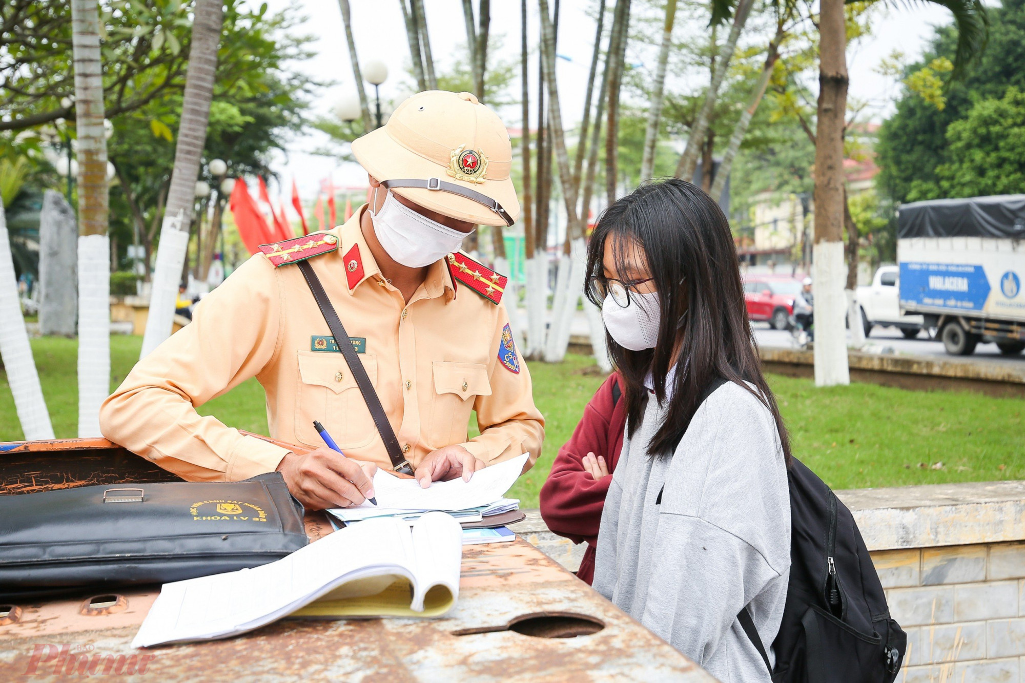 Em N.M.V (sinh năm 2011, đang là học sinh của một trường THCS tại Đan Phượng) cho biết, do tâm lý chủ quan đi quãng đường ngắn nên V. đã chở bạn mà không đội mũ bảo hiểm. 'Em chở bạn từ trường về nhà, khoảng cách chỉ vài trăm mét nên có chủ quan, quên việc phải đội mũ bảo hiểm. Sau lần bị xử phạt này em sẽ rút kinh nghiệm, chấp hành nghiêm chỉnh Luật giao thông, V. nói.CSGT đã lập biên bản xử phạt và tuyên truyền luật giao thông đường bộ, giúp các em có nhận thức đúng đắn về văn hóa giao thông, đảm bảo an toàn cho chính các em và những phương tiện tham gia giao thông khác.