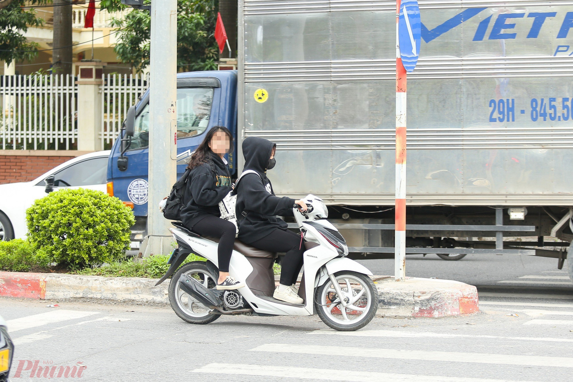 Có mặt tại huyện Đan Phượng vào giờ tan học, không khó nhận thấy tình trạng học sinh điều khiển xe máy điện, xe đạp điện không đội mũ bảo hiểm, đi thành hàng hai, hàng ba trên đường.