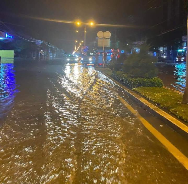 Mưa lớn gây ngập tại đường tại TP Nha Trang - Ảnh: Ánh Tuyết