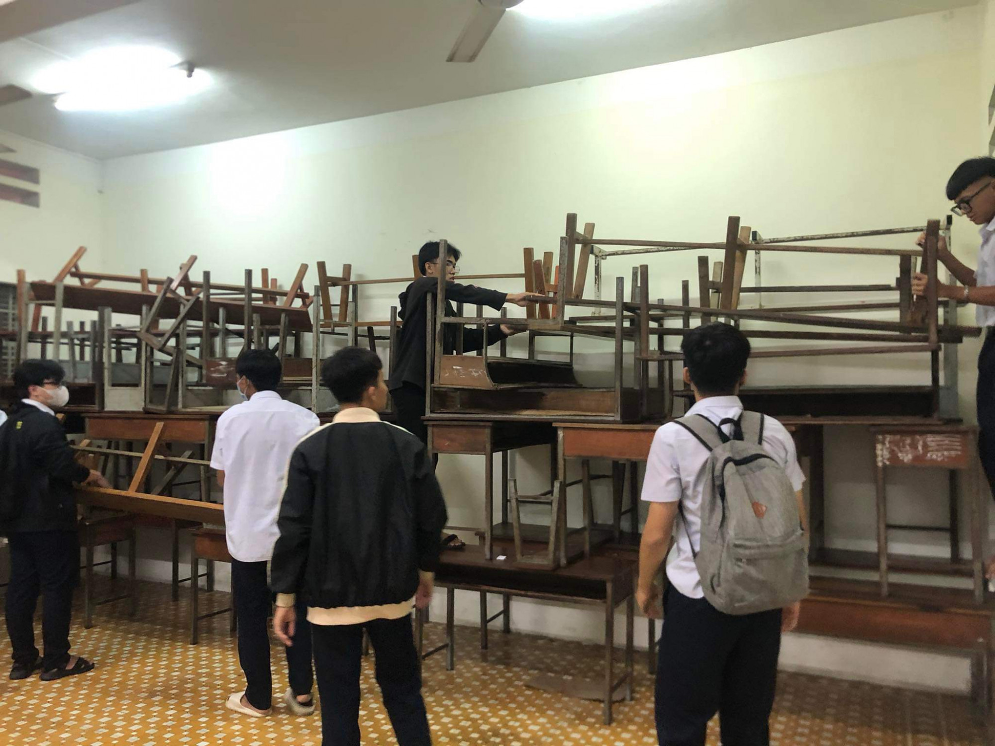Học sinh một trường trên địa bàn TP Nha Trang kê bàn ghế lên cao để chống lũ - Ảnh: Ánh Tuyết