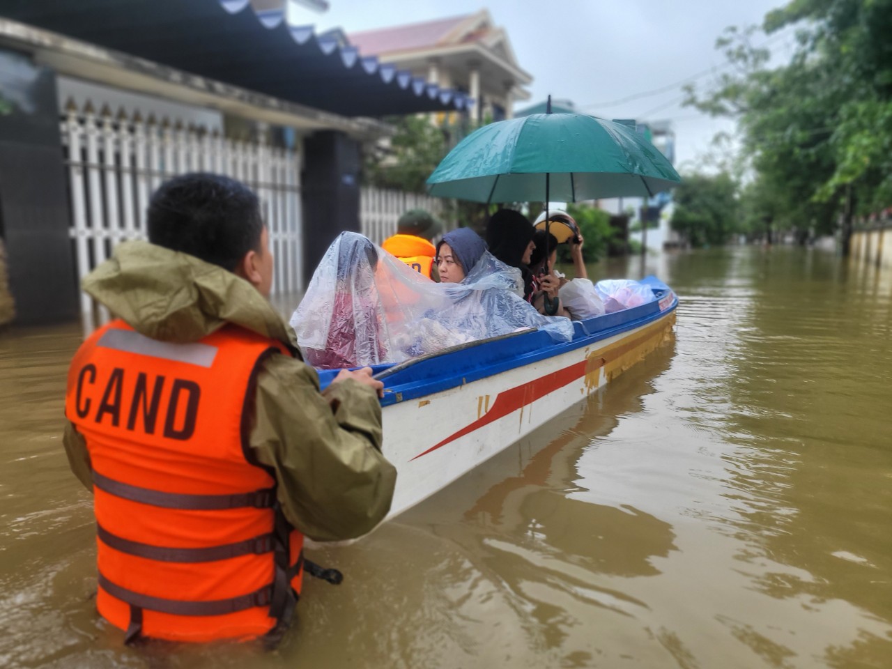 Tỉnh Thừa Thiên Huế đang huy động tổng lực để giúp dân 