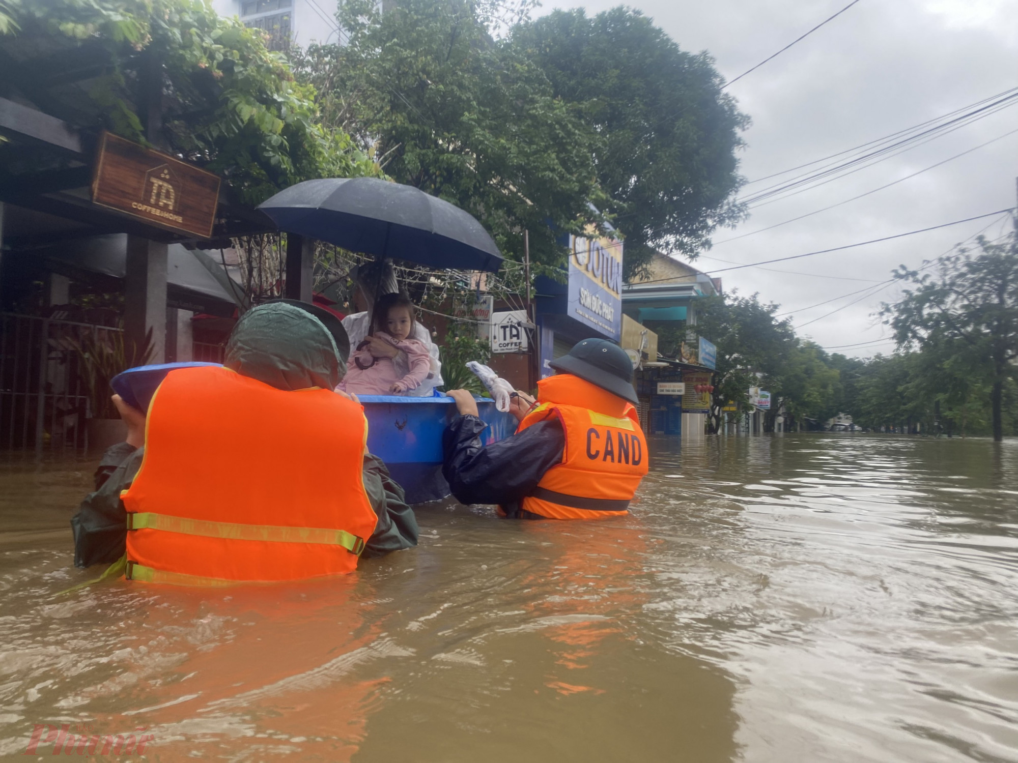 Trước tình hình mưa lũ diện rộng, chính quyền Thừa Thiên Huế đã điều động tổng lực các lực lượng quân đội, công an, phòng chống thiên tai để hỗ trợ di dời người dân khỏi vùng nguy hiểm. Đến sáng nay đã có 362 hộ/551 người dân được sơ tán.