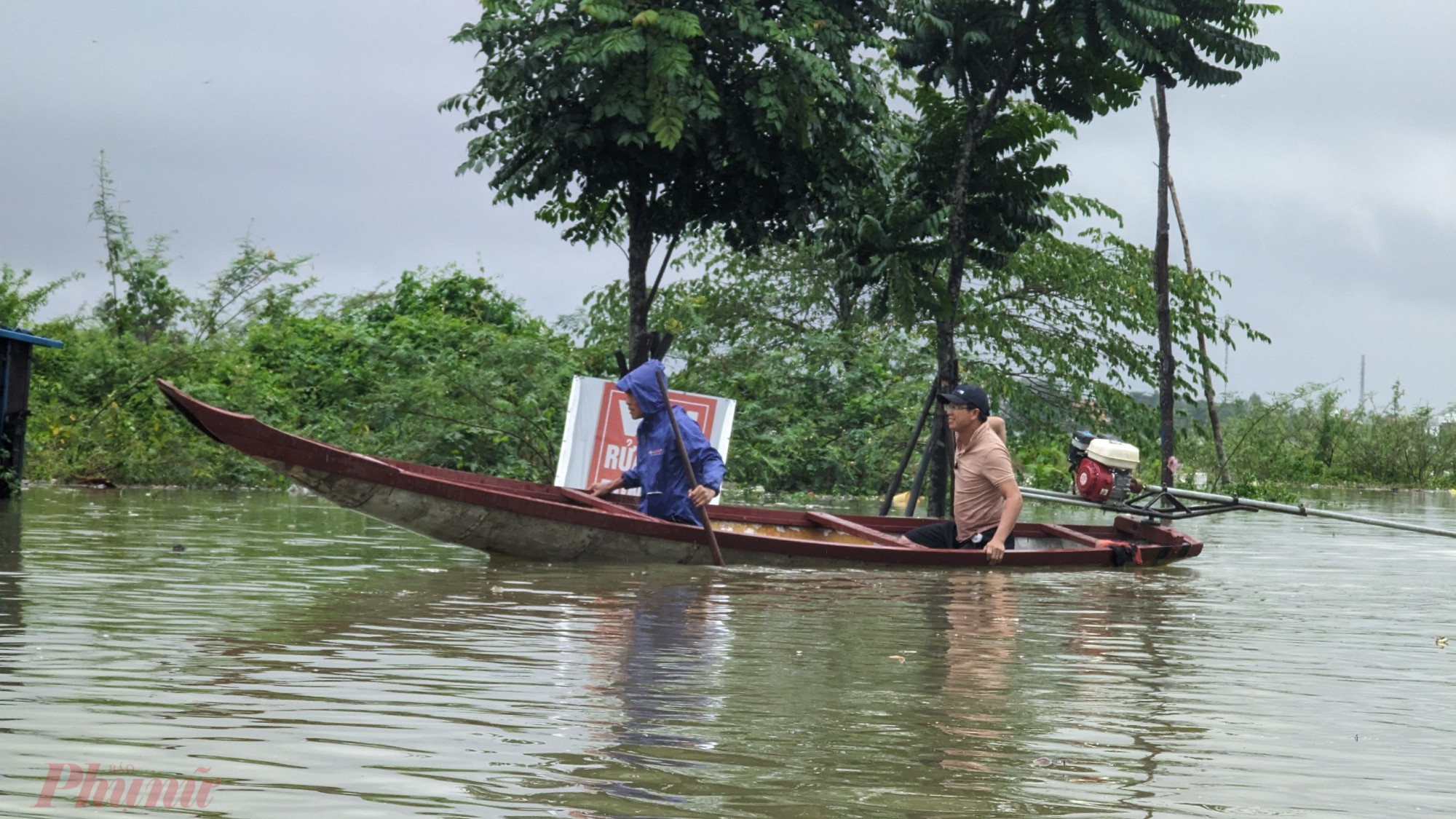 Tại huyện Phong Điền ngập sâu nhiều tuyến đường như Quốc Lộ 49B (Phong Hòa đi Điền Hải), Tỉnh lộ 6 (thị trấn Phong Điền đi Phong Chương)…