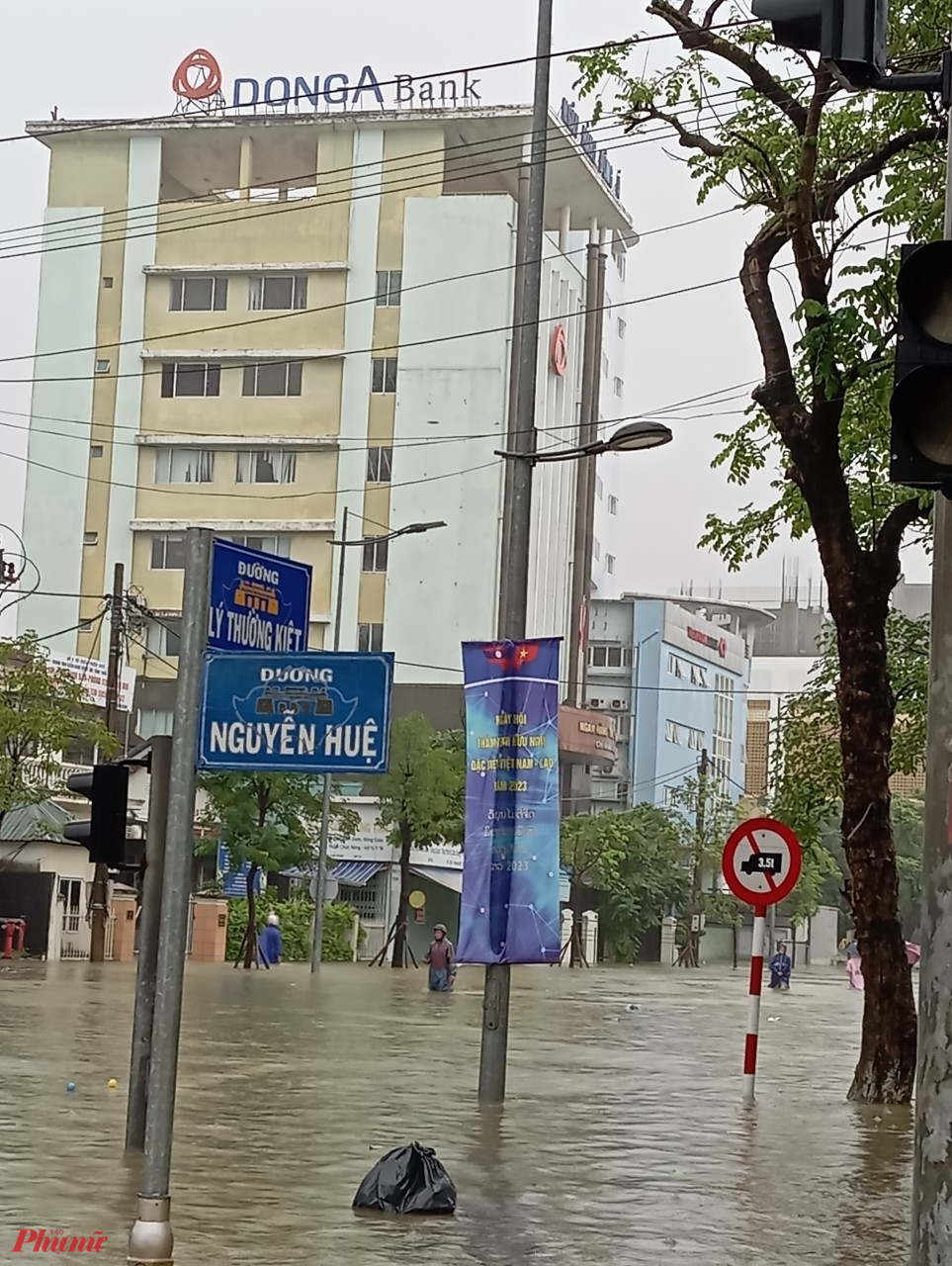 Tại thành phố Huế, các tuyến đường của 36 phường, xã đã bị ngập. Các tuyến đường khu vực Bắc sông Hương (Vạn Xuân, Chi Lăng, Bạch Đằng, Mai Thúc Loan ....) ngập bình quân 0,4-0,6m; các tuyến đường khu vực Nam sông Hương (Hùng Vương, Trường Chinh, Trần Quang Khải, Bến Nghé, Đống Đa, Tố Hữu, Lê Minh, Huỳnh Tấn Phát, Hoàng Văn Thụ, Nguyễn Hữu Thọ, Đặng Văn Ngữ, Phan Anh,...) ngập bình quân 0,3-0,5m.