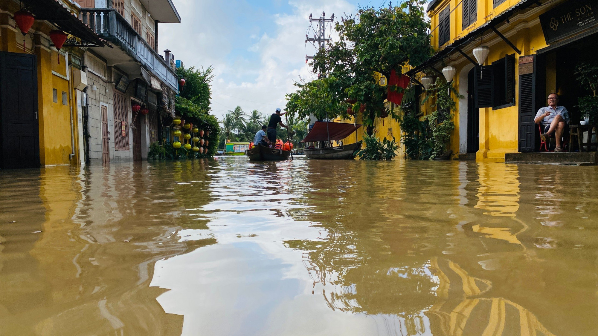 Mặc dù mưa đã ngớt, nhưng nước rút chậm, các tuyến đường ở khu phố cổ vẫn đang ngập sâu