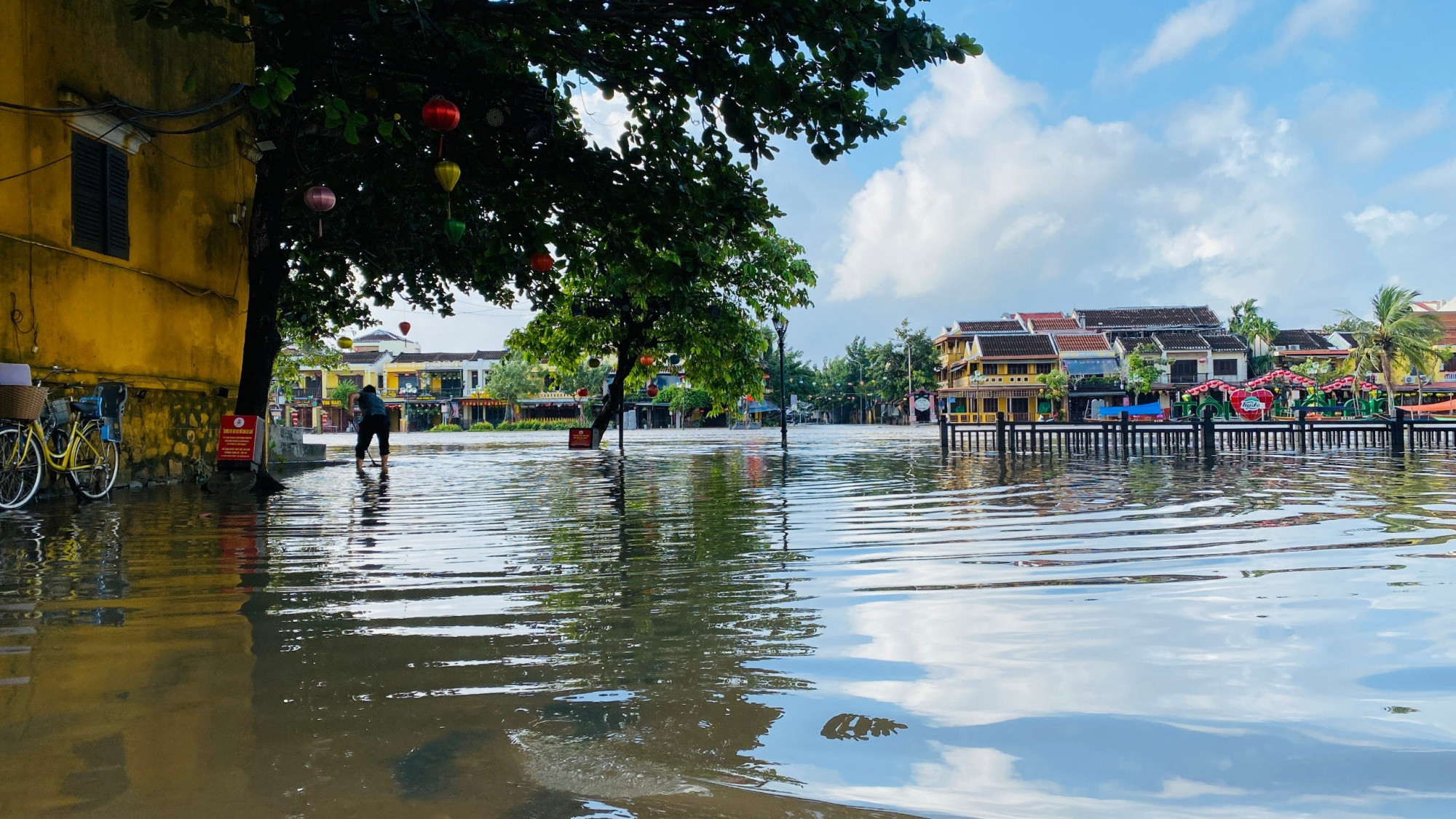 Mưa lớn trong 2 ngày qua khiến mực nước sông Hoài dâng cao, khu phố cổ Hội An chìm sâu trong nước