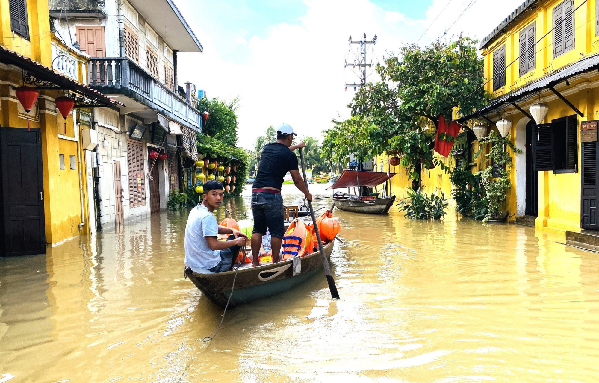 Nhieeufhooj dân phải di chuyển bằng thuyền