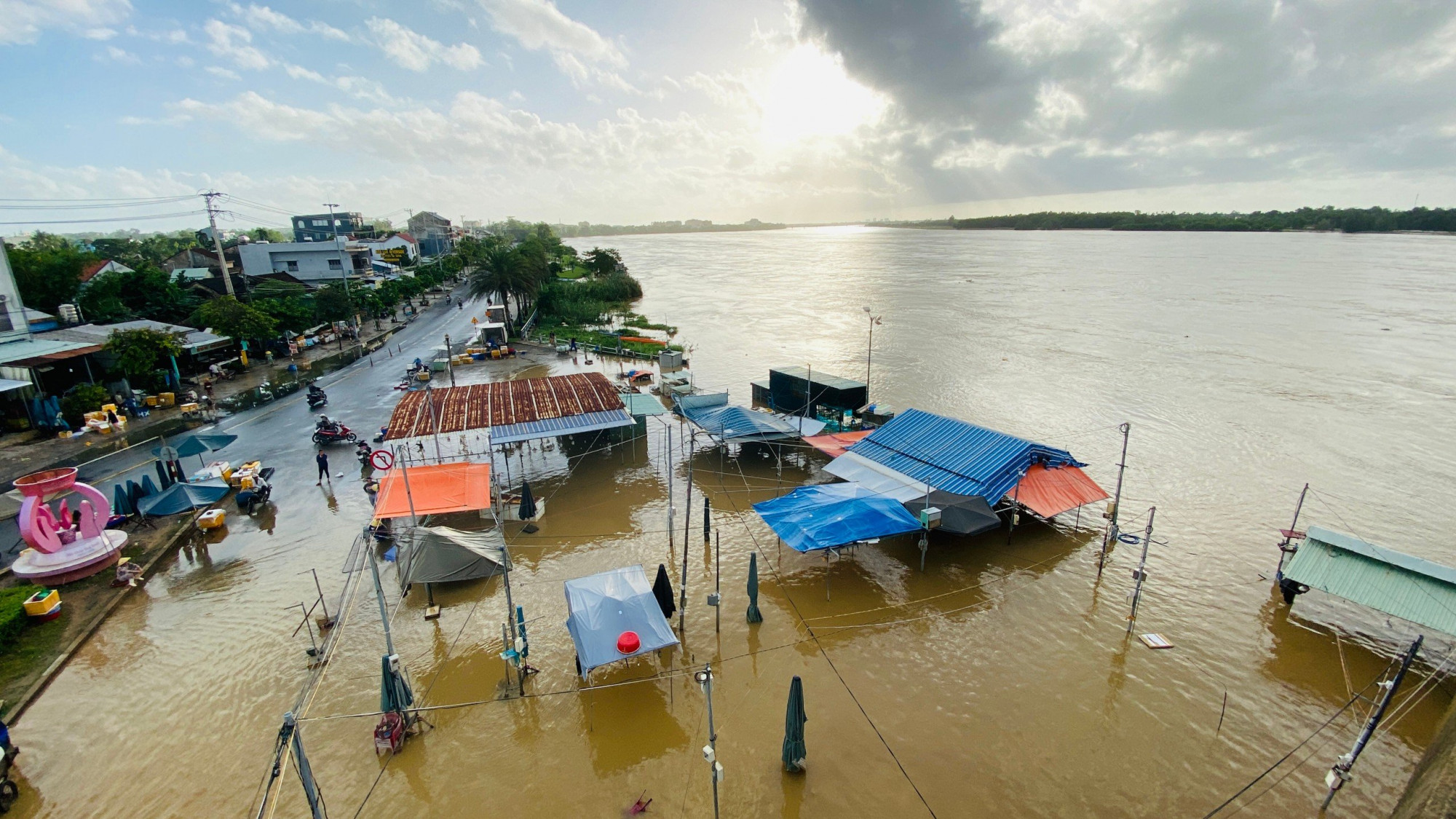 Khu chợ cá Thanh Hà vẫn đang ngập nước. Bà con tiểu thương phải dọn đồ lên phía lề đường để buôn bán