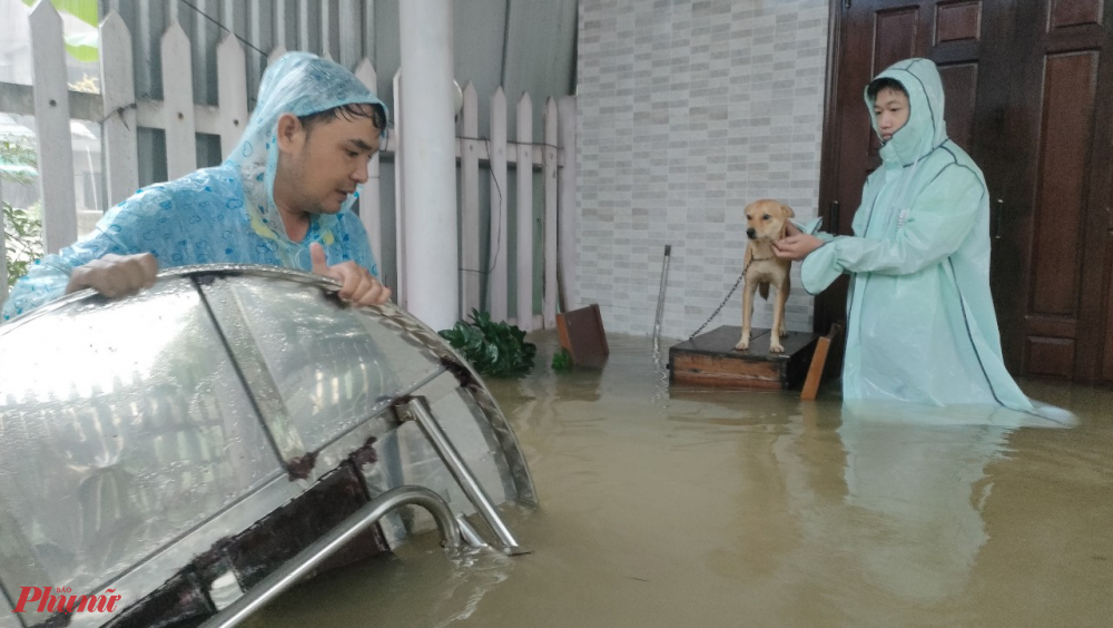 Thanh niên trong kiệt 183 đường Nguyễn Lộ Trạch TP Huế giúp bà con dọn lụt, kê đồ lên cao