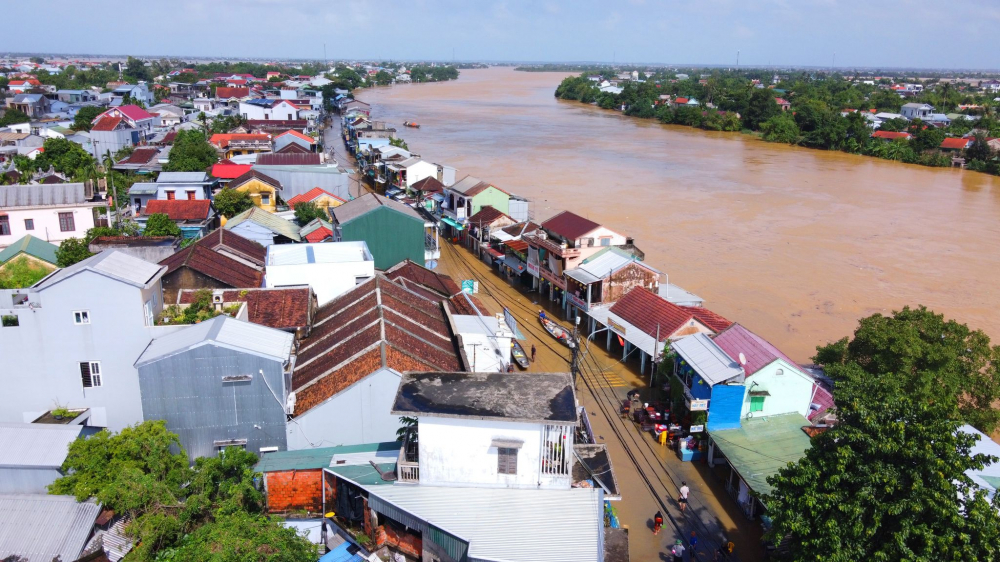 Nhìn từ trên cao, phố cổ Bao Vinh chìm trong biển nước.