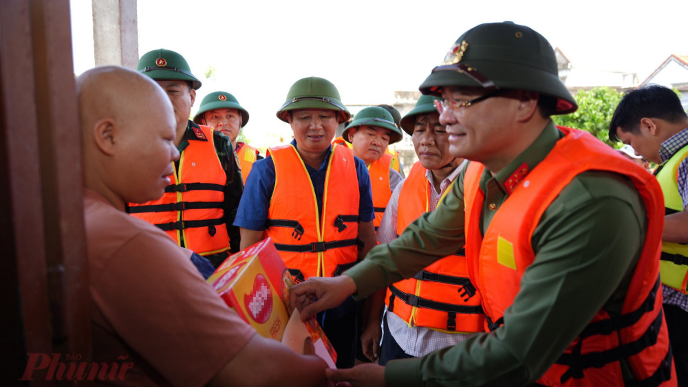 Ngày 16/11, ông Lê Trường Lưu - Ủy viên Trung ương Đảng, Bí thư Tỉnh ủy; ông Nguyễn Văn Phương - Chủ tịch UBND tỉnh; đại tá Nguyễn Thanh Tuấn - Giám đốc Công an tỉnh - đã đến xóm Hóp, thị trấn Sịa và thôn Phước Lập, xã Quảng Phước (huyện Quảng Điền) để thăm hỏi, tặng quà cho các hộ dân bị ảnh hưởng mưa lũ.