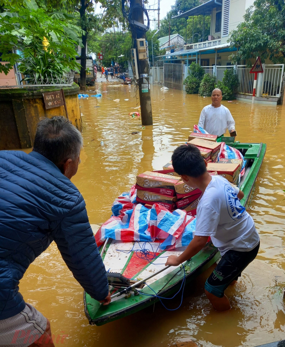 Trong ngày 16/11, tranh thủ trời tạnh ráo, sư trụ trì chùa Pháp Hải cùng các Phật tử đã dùng đò, xe kéo vận chuyển mì gói, gạo đến hỗ trợ cho bà con gặp khó khăn tại Cồn Hến (phường Vỹ Dạ).