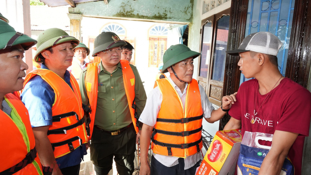 Cùng ngày, đại tá Nguyễn Thanh Tuấn đã đến kiểm tra, thăm, tặng quà và chỉ đạo công tác phòng chống thiên tai tại xã Quảng An và Quảng Thành (huyện Quảng Điền). Tại đây, ông đã động viên, mong mọi người chung sức đồng lòng vượt qua khó khăn, sớm ổn định cuộc sống.