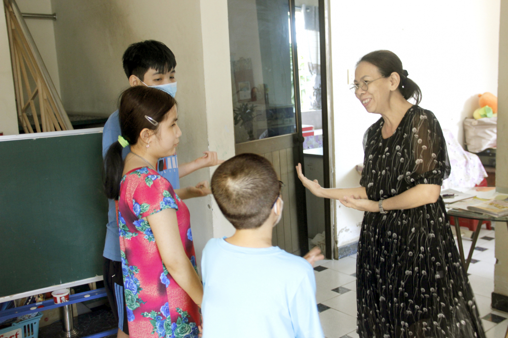 Cô Phương Dung dạy các em học sinh tự kỷ hát bài Bông hồng tặng cô