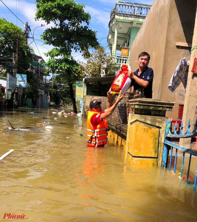 Anh Hoàng Tấn Nguyên, người dân sinh sống vùng ngập lụt phường Thuận Lộc, cho biết mưa lũ suốt 2 ngày qua, nhiều gia đình đang rất khó khăn, không thể đi lại. May mắn là bà con đã nhận được những món quà rất ý nghĩa.