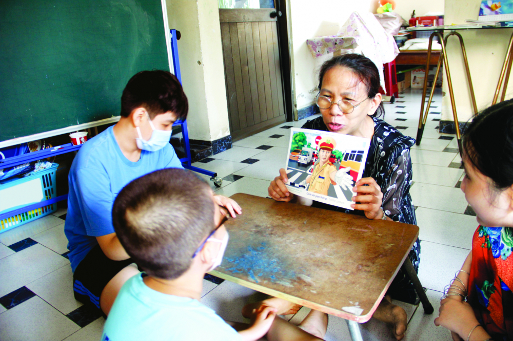 Cô Phương Dung dạy cho các em học sinh tự kỷ nhận biết về các nghề nghiệp trong cuộc sống ẢNH: NGÂN GIANG