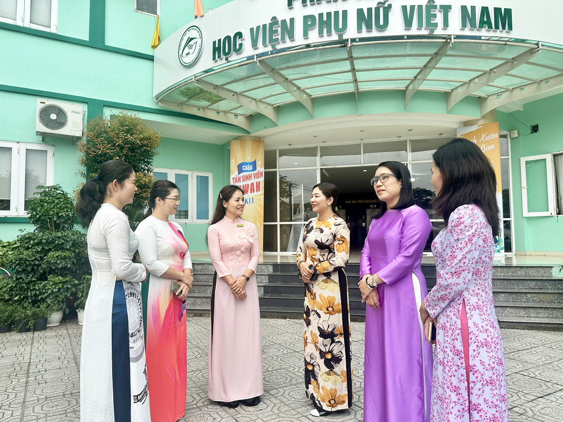 Bà Nguyễn Thị Ngọc Linh (thứ ba từ phải sang) trò chuyện, thăm hỏi các giảng viên ở Phân hiệu Học viện Phụ nữ Việt Nam