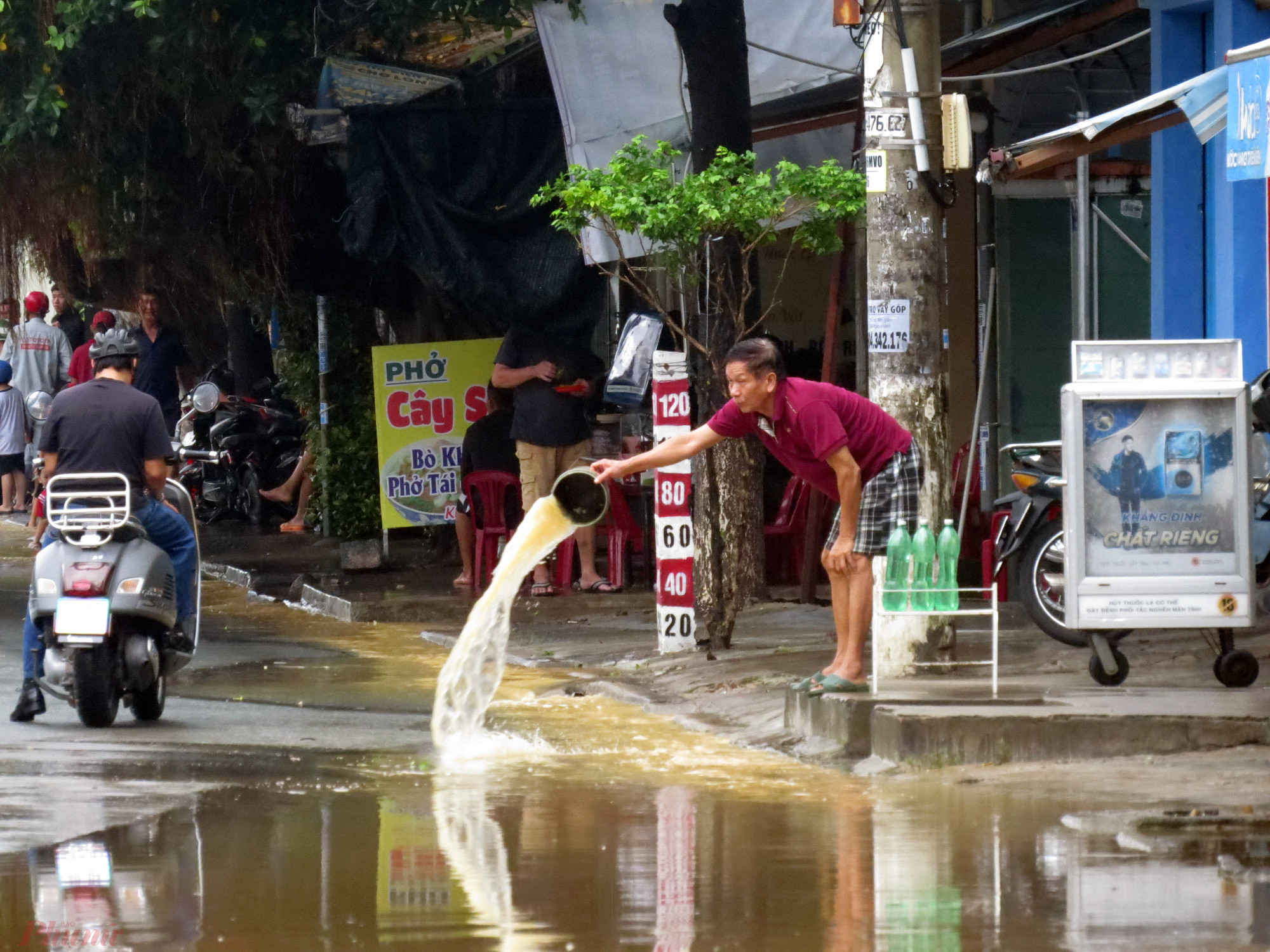 Người dân dọn dẹp sau khi bị ngập trong đêm