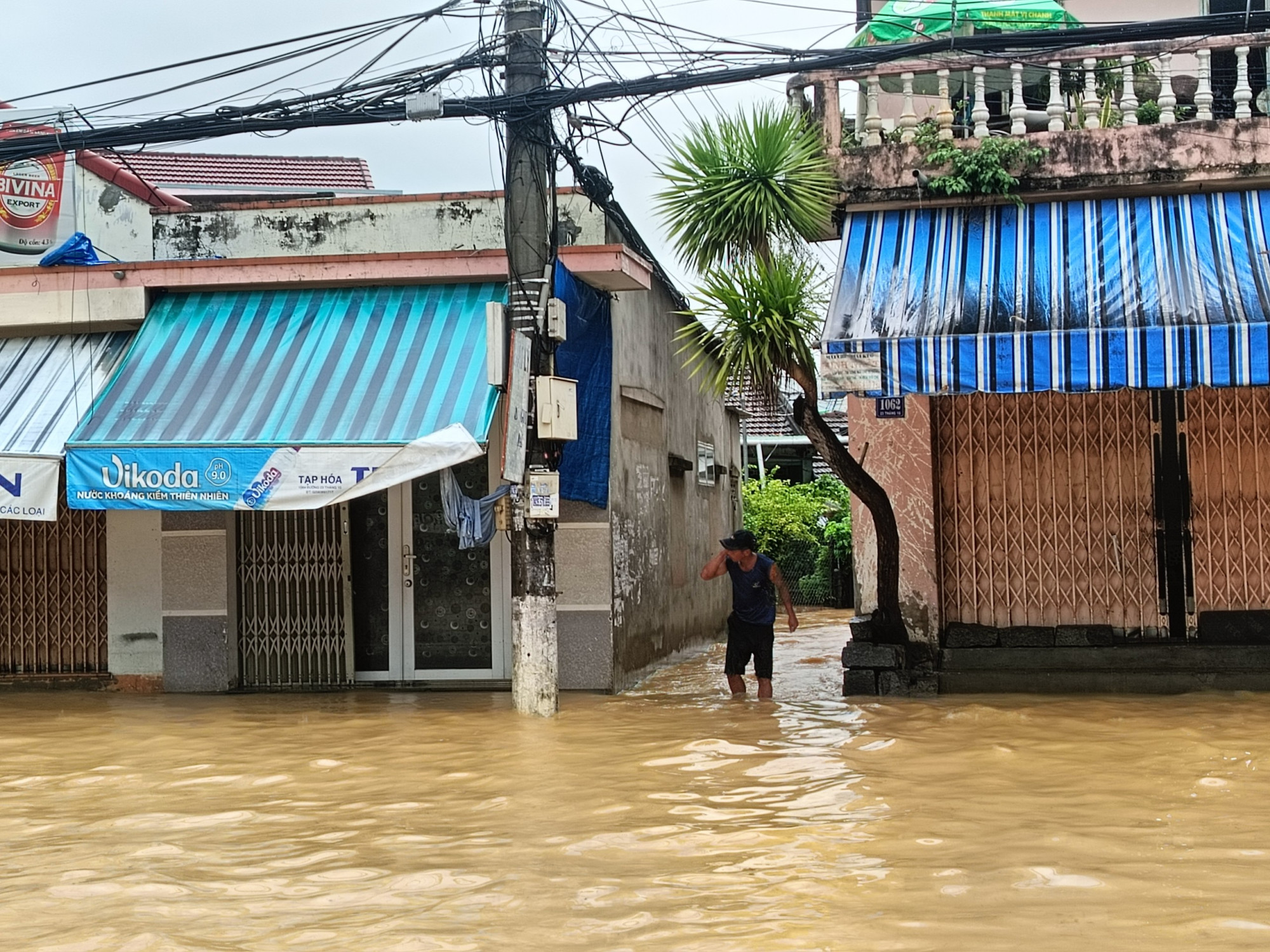 Tính đến 6h cùng ngày, nước đã rút dần nhưng vẫn còn một số khu vực trũng thấp bị ngập cục bộ như các cánh đồng khu vực xã Bình Lộc; khu vực xã Suối Hiệp; xã Diên Điền; xã Diên Phú. Tại Tp.Nha Trang, các xã nông nghiệp ven sông Cái Nha Trang hiện nước đã rút dần. Tuy nhiên vẫn còn một số khu vực thuộc các xã Vĩnh Thái, Vĩnh Phương, Vĩnh Thạnh, Vĩnh Trung đang ngập cục bộ từ 0,2-0,4m. Riêng tại 2 xã Vĩnh Hiệp, Vĩnh Ngọc nước đã rút dần, lưu thông hoạt động bình thường. Còn tại thị xã Ninh Hòa, ngập một số thôn, tổ dân phố của các xã, phường như Ninh Phụng, Ninh Đông, Ninh Phú, Ninh Đa. Ở Tp.Cam Ranh, ngập cục bộ cánh đồng xã Cam Phước Đông. Riêng huyện Khánh Vĩnh, ngập cầu Thác Ngựa, người dân vẫn chưa lưu thông được.